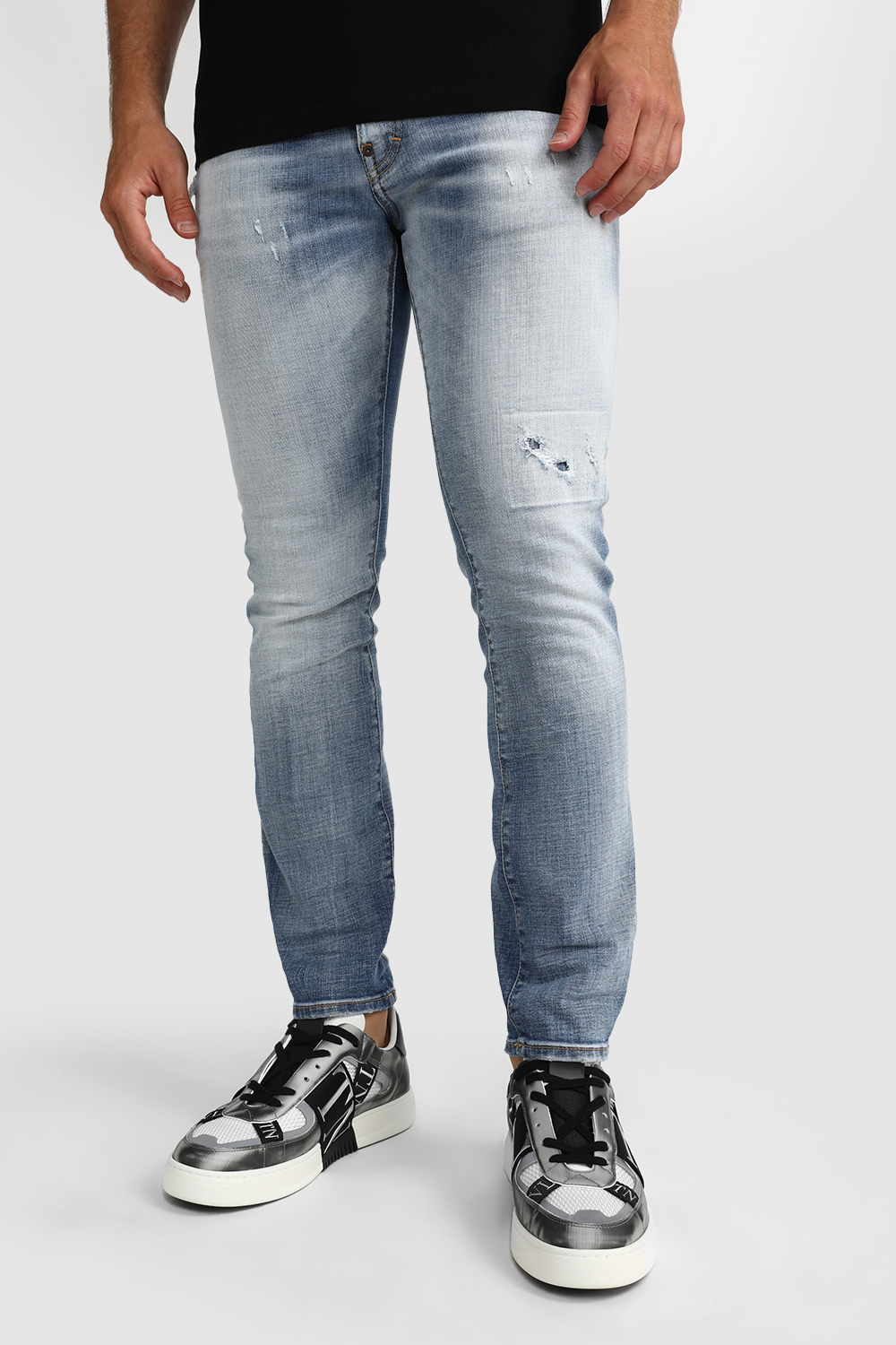 תמונת כל הלוק של נעלי סניקרס מעור